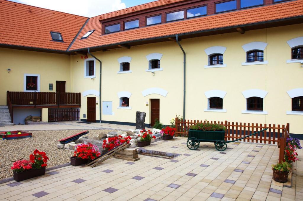 Hotel Pod Sluncem Trebiz Exterior foto